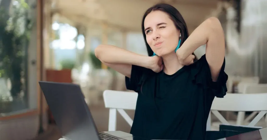 Ilustração do corpo humano com pontos de sensibilidade da fibromialgia destacados, representando o mapeamento e tratamento da dor crônica.