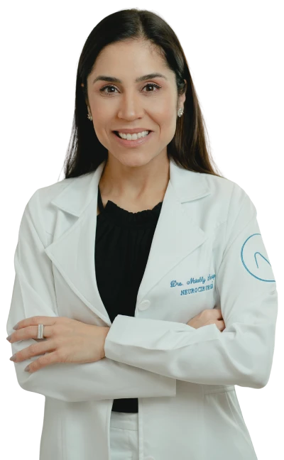 Retrato profissional da Dra. Natally Santiago, médica neurocirurgiã especialista em dor, vestindo jaleco em seu consultório em São Paulo, transmitindo confiança e cuidado humanizado.