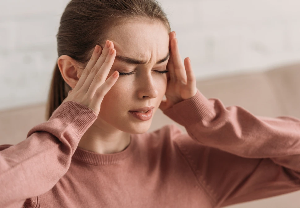 Pessoa mantendo uma rotina saudável com hidratação e descanso, representando os pilares da prevenção de crises de enxaqueca.