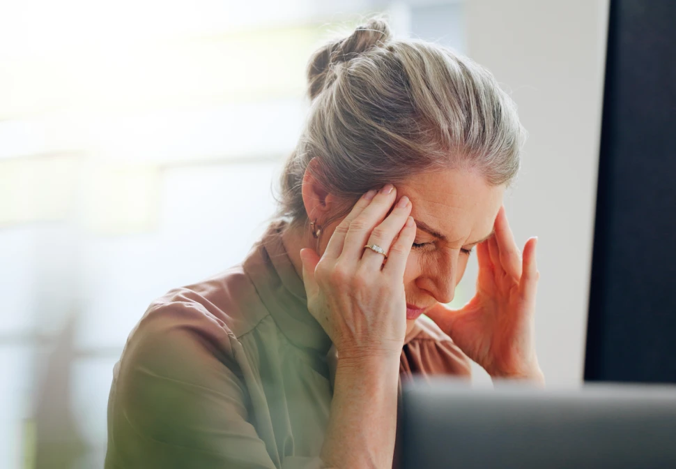 Ilustração médica do cérebro humano com áreas iluminadas representando a atividade neuronal e vascular durante uma crise de dor de cabeça.