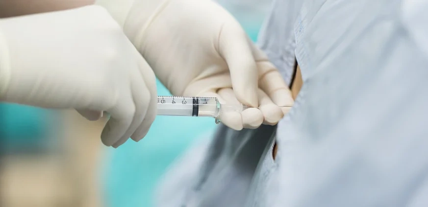 Procedimento de bloqueio nervoso intervencionista para alívio de dores crônicas e na coluna, realizado pela neurocirurgiã Dra. Natally Santiago em São Paulo.