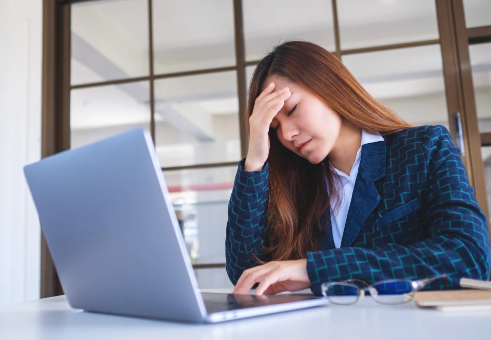 Infográfico ou representação visual dos gatilhos da enxaqueca, incluindo estresse, alterações no sono e sensibilidade sensorial.