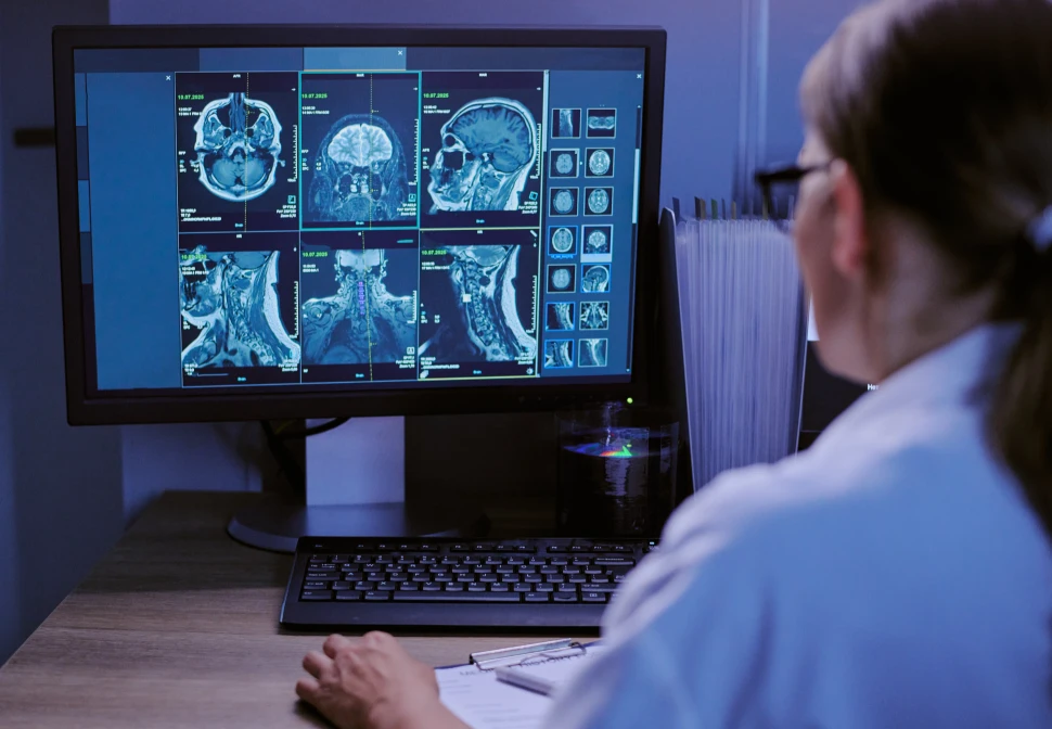 Comparativo visual entre a atuação do neurologista clínico e do neurocirurgião, destacando o tratamento de doenças neurológicas e dor crônica.