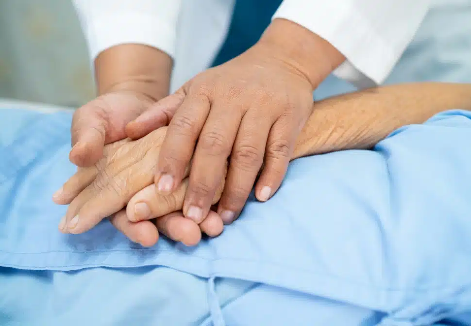 Orientações sobre o pós-operatório da cirurgia de Estimulação Cerebral Profunda (DBS), detalhando a evolução das semanas e meses após o procedimento com a Dra. Natally Santiago em São Paulo.