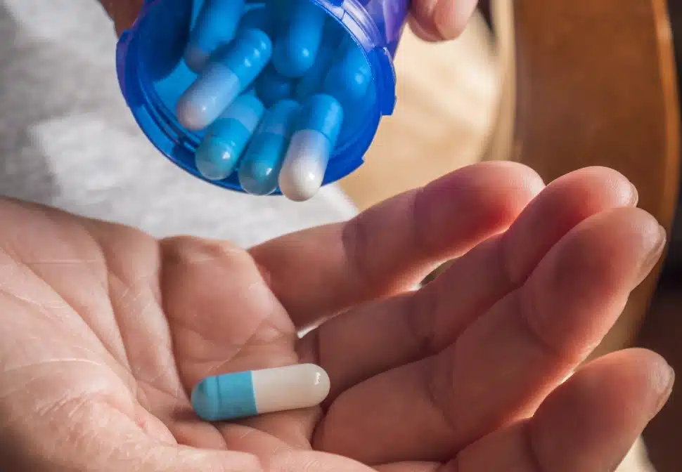 Ilustração de medicamentos anticonvulsivantes e comprimidos para o tratamento e controle da epilepsia, sob orientação da especialista Dra. Natally Santiago em São Paulo.